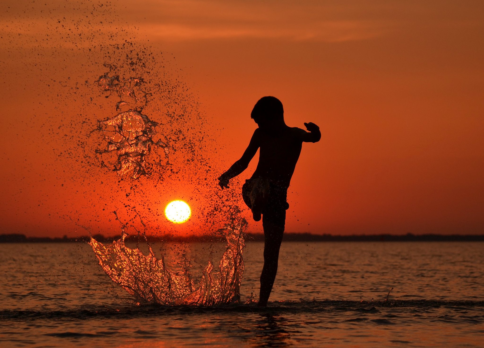 Фото девушка на закате у воды