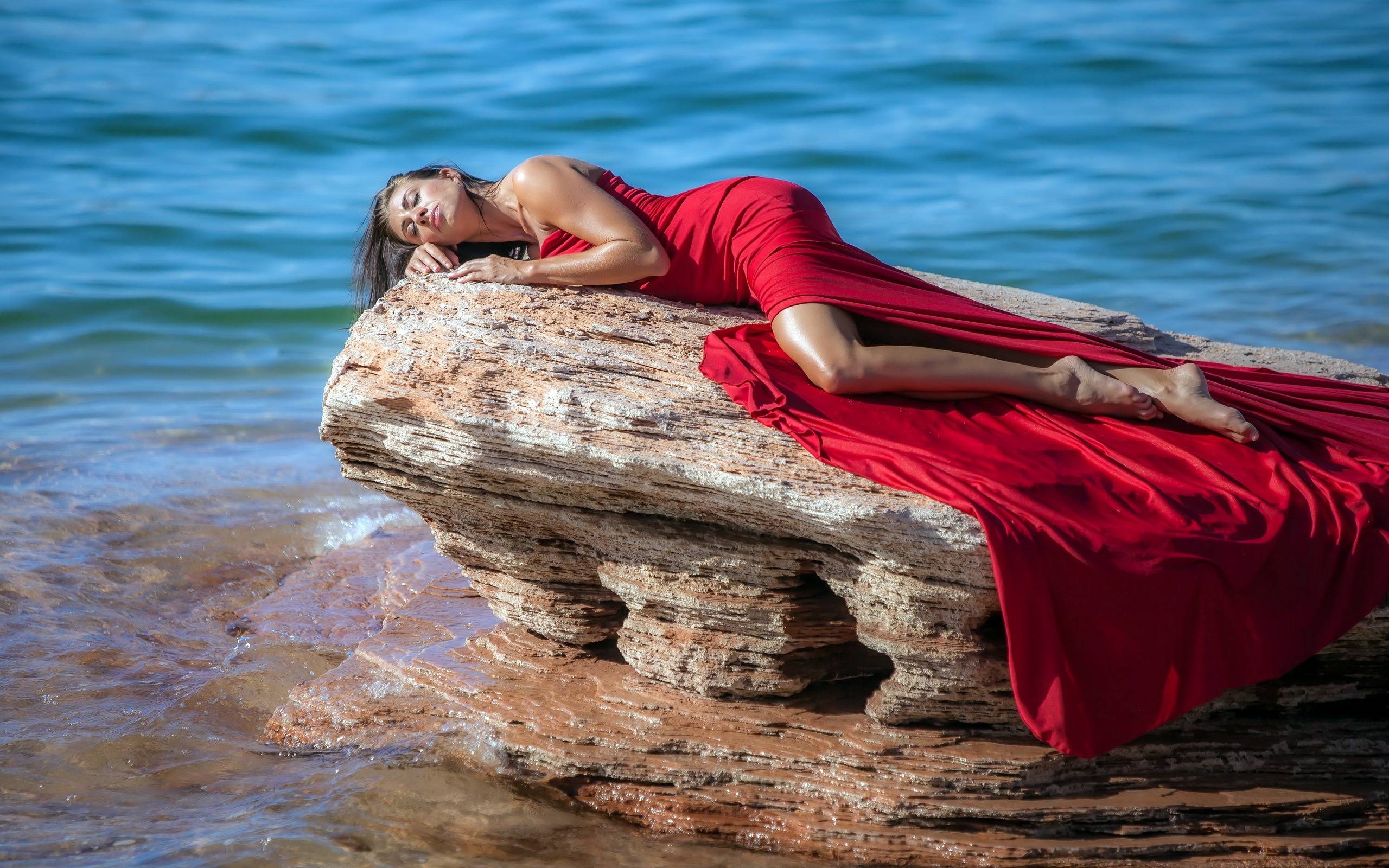 Есть я у мужа у камня. Фотосессия на море. Девушка-море. Девушка в Красном платье на море. Фотосессия на море для девушек.