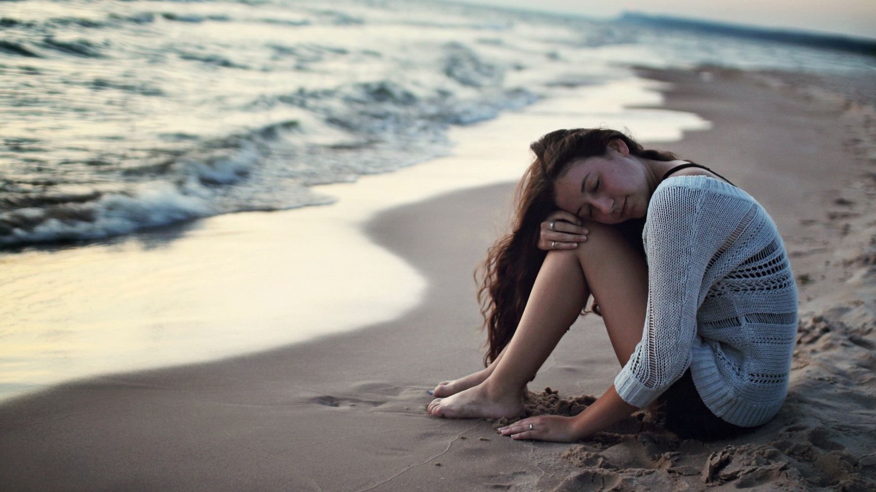 Ждет меня на берегу самая красивая песня. Девушка на берегу моря. Девушка сидит на берегу. Девушка на пляже. Красивые девушки на пляже.