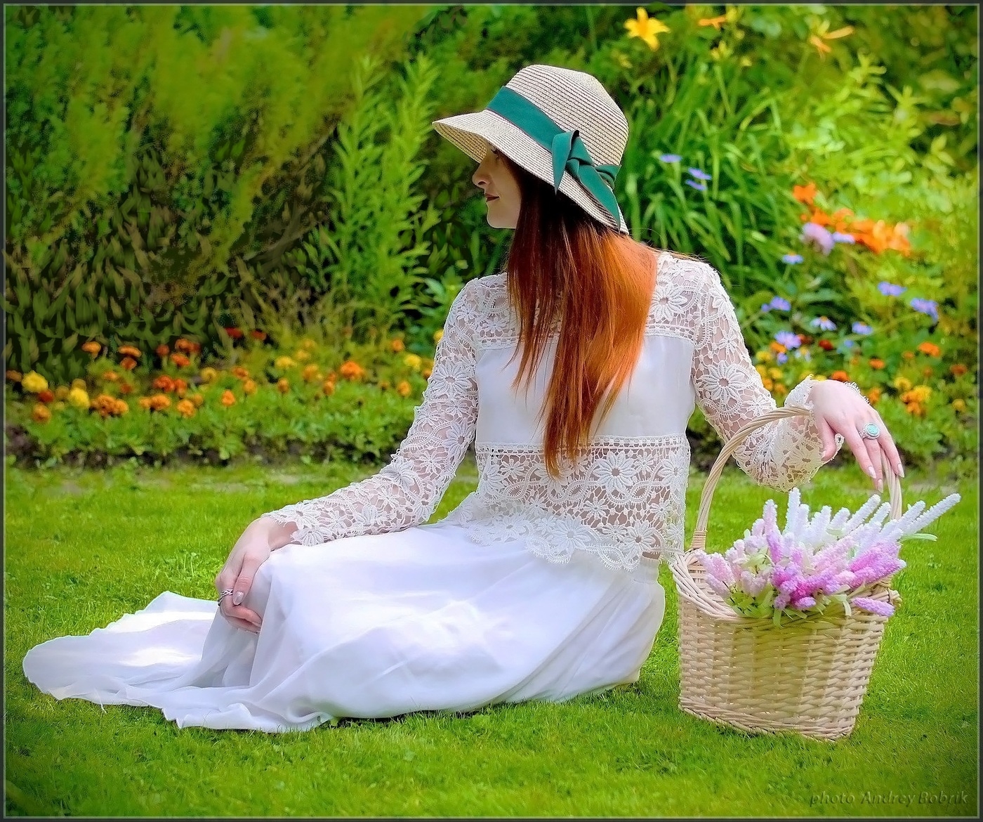 На даме панама. Charming women in Straw hat.