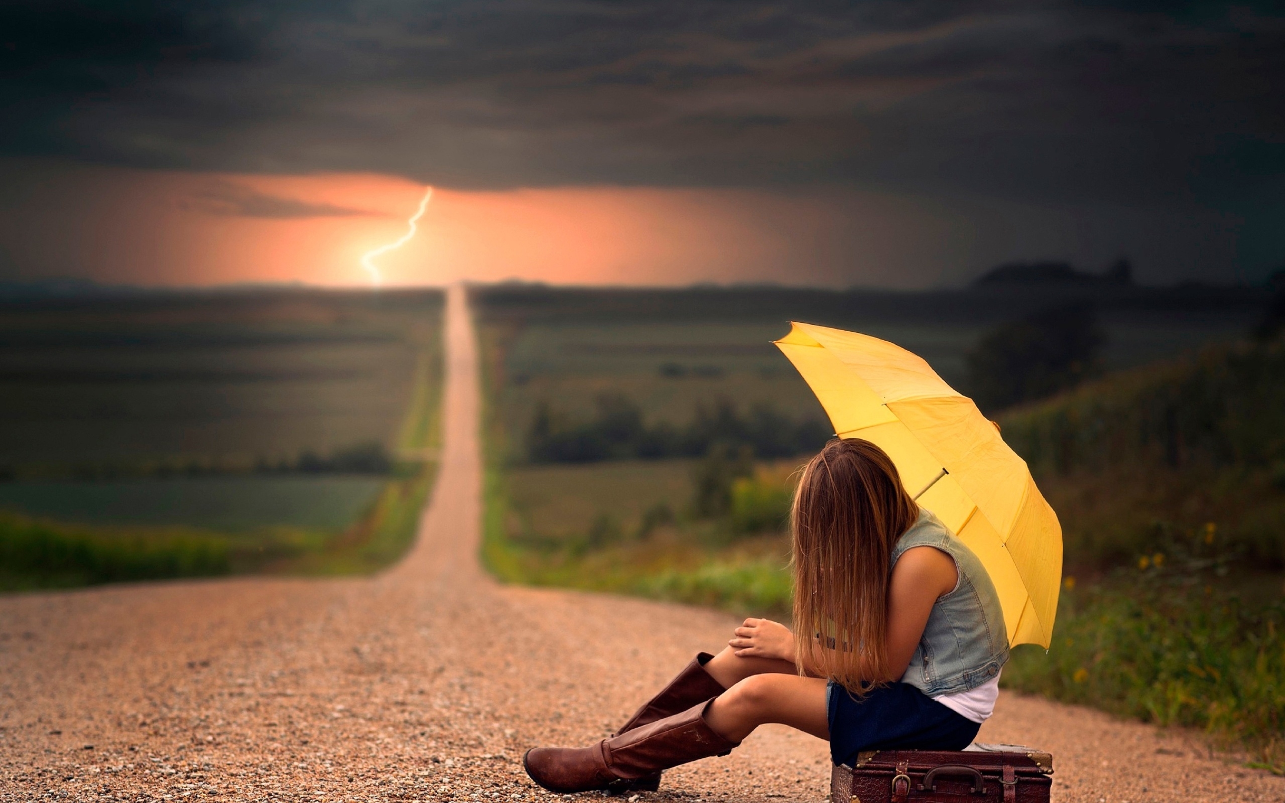 Девушка на дороге. Девушка с зонтиком сидит. Девушка на закате сидит на асфальте. Одинокая девочка.
