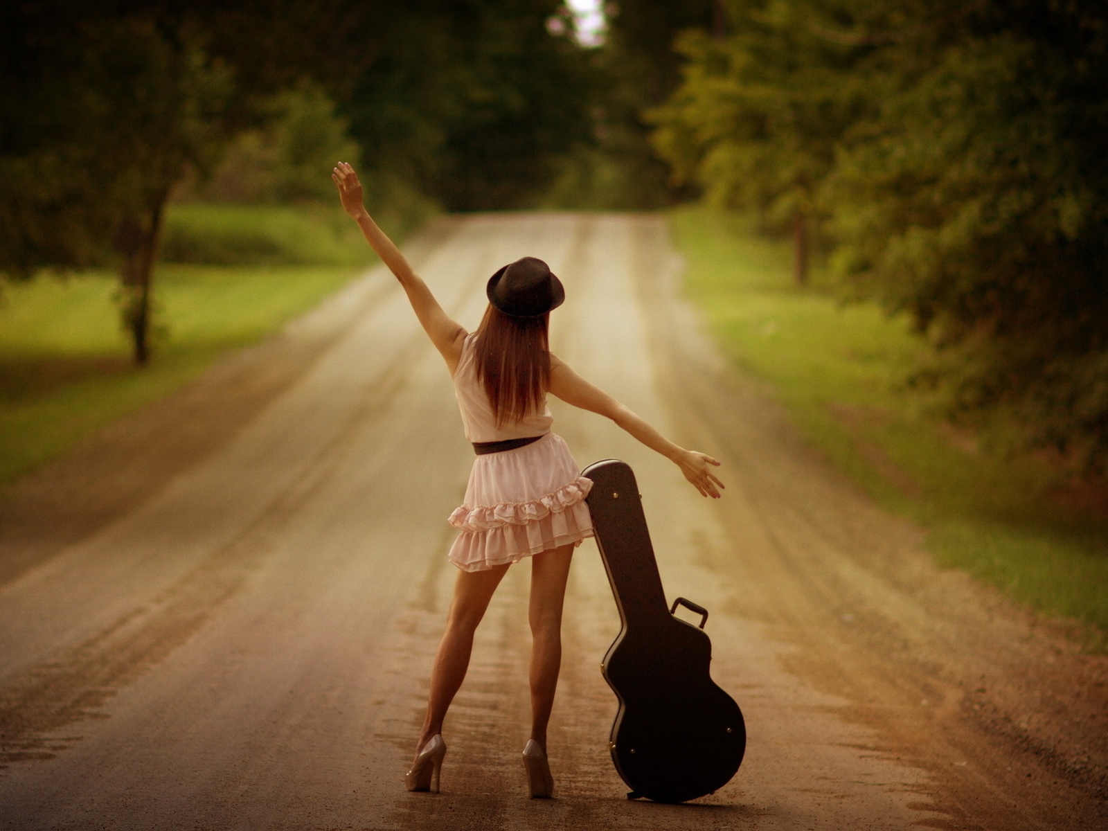Песни в дорогу 2024. Девушка на дороге. Фото на дороге девушки. Фото на дороге девушек идеи летом. Дорога музыка девушка.
