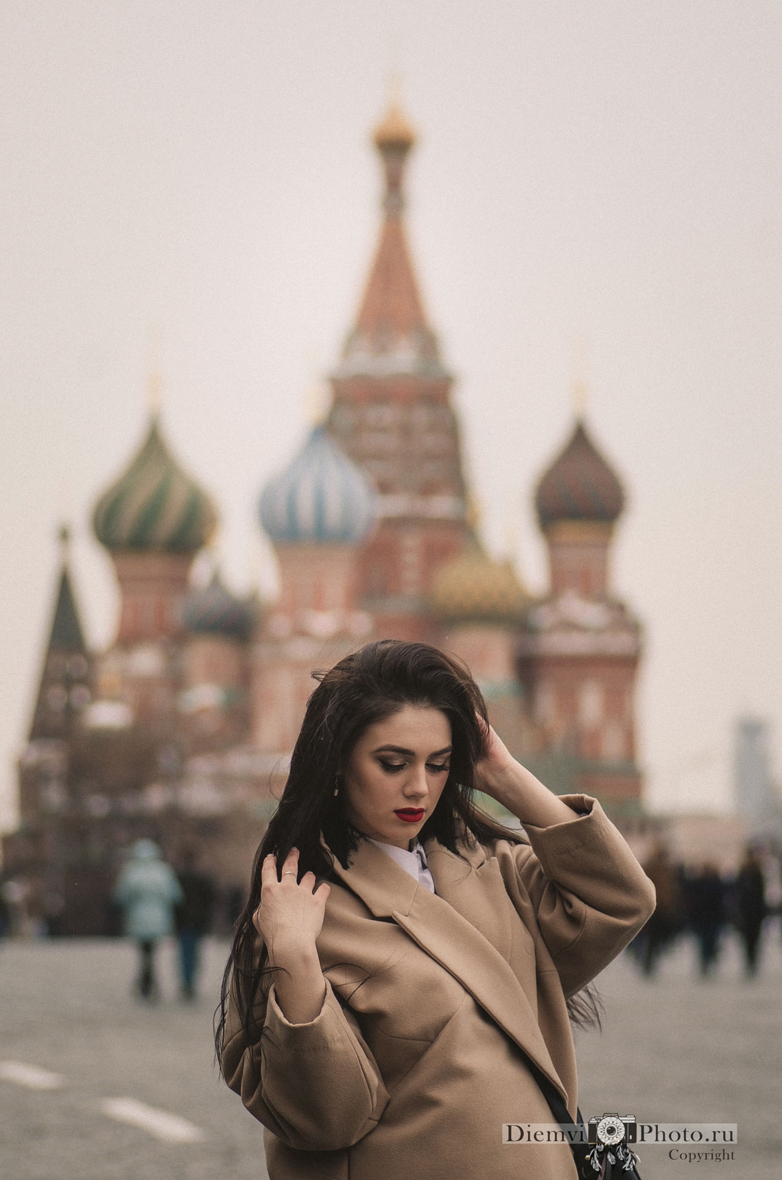 Кремлевская женщина. Девушка на красной площади. Фотосессия на красной площади. Красивая девушка на красной площади. Девушка на фоне Кремля.