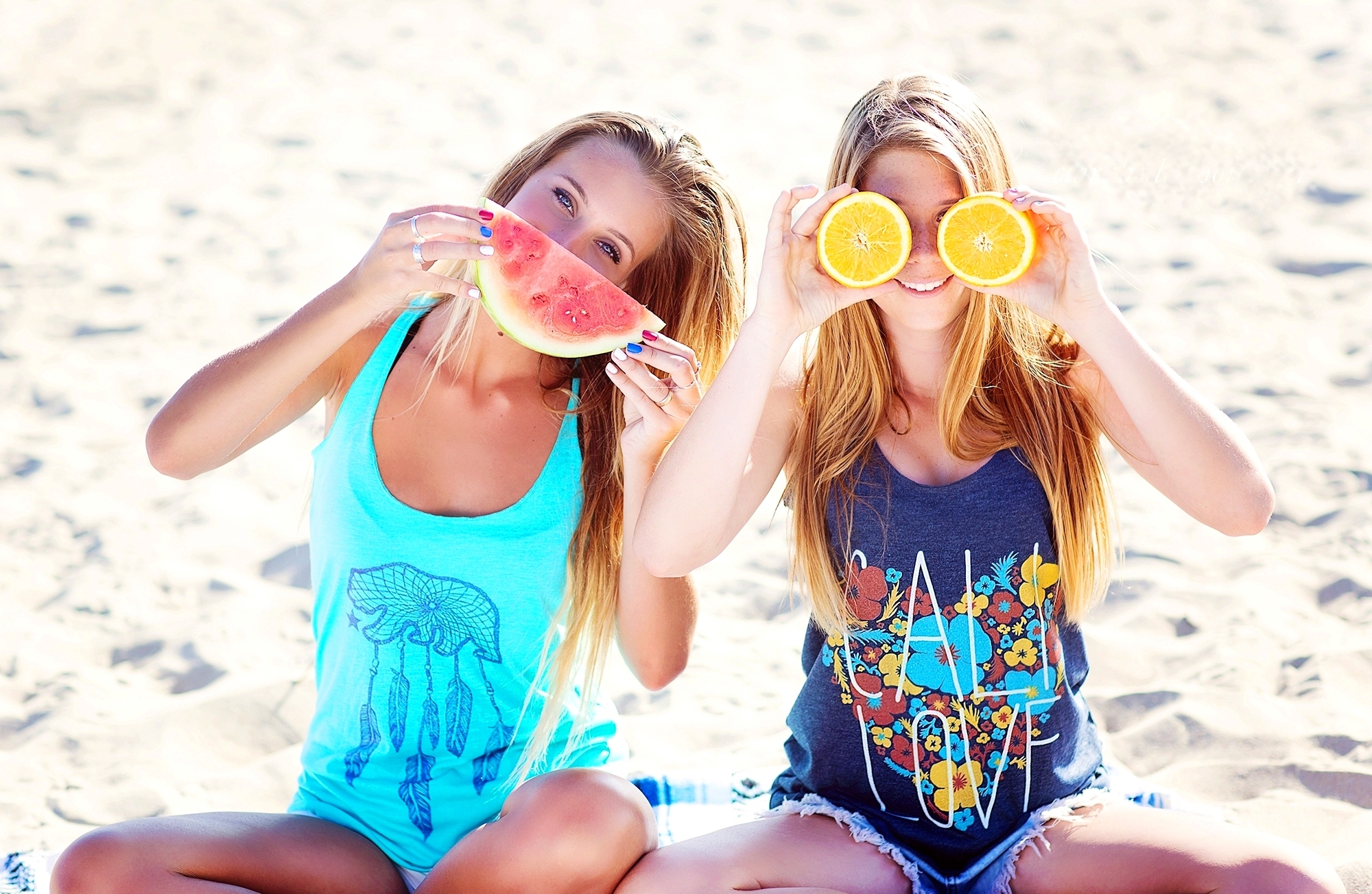 фото девушек на пляже летом