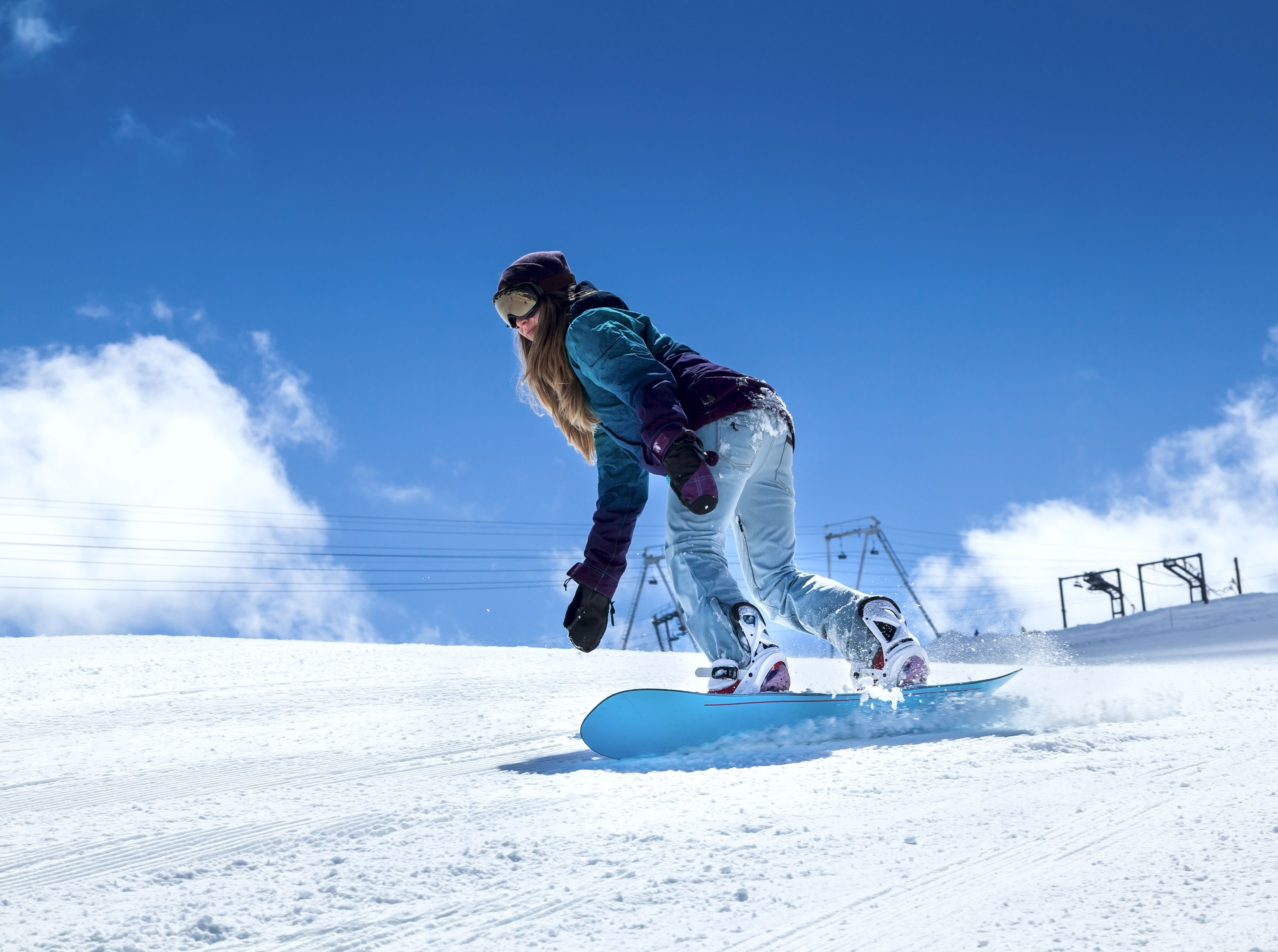 Со. Девушка на сноуборде. Кататься на сноуборде. Сноубординг девушки. Покататься в горах.