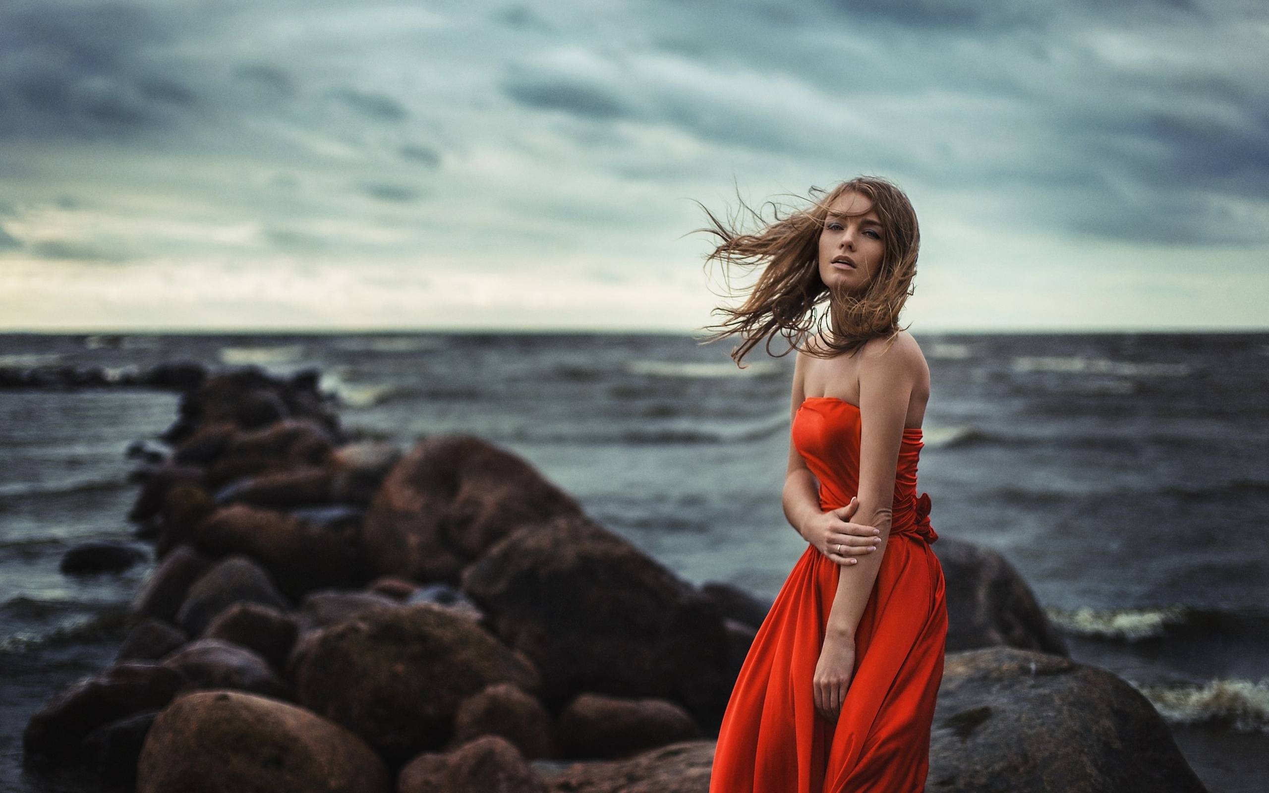 Девушка в красивом платье у моря