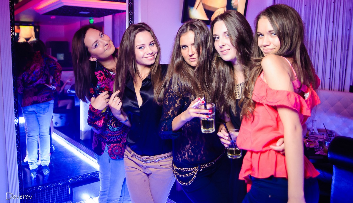 Девушки в ночном клубе фото