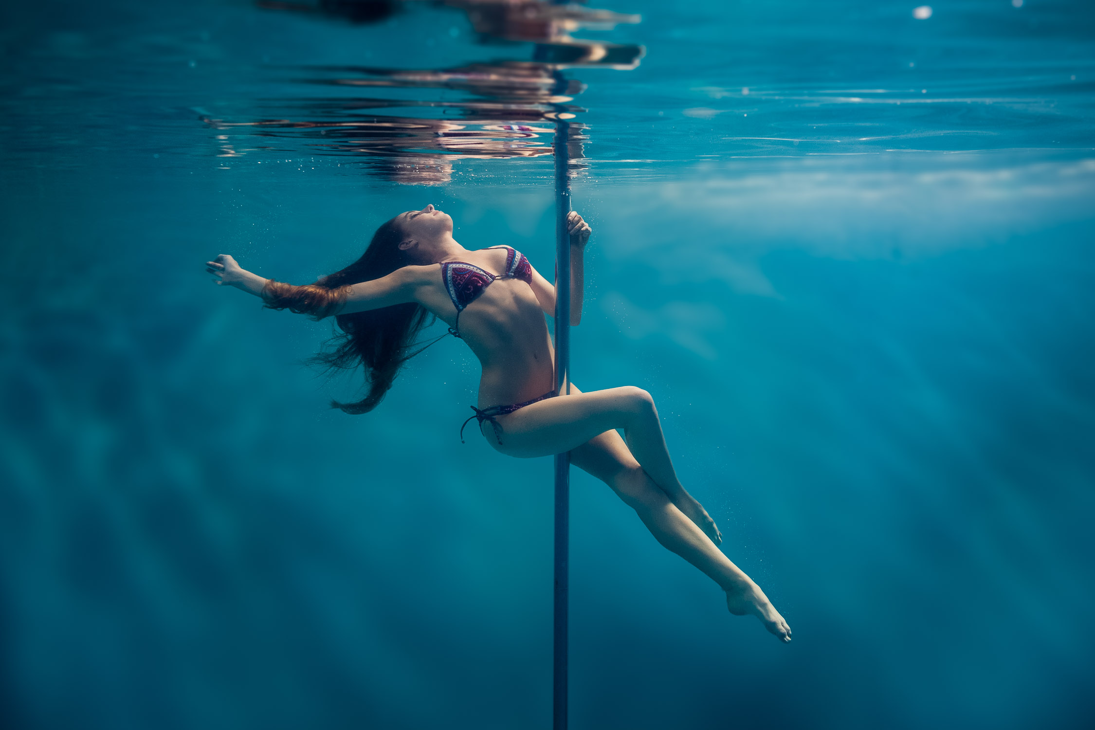 Девушка пода. Девушка под водой. Девушка в воде. Девушка в бассейне под водой. Фотосессия в воде.