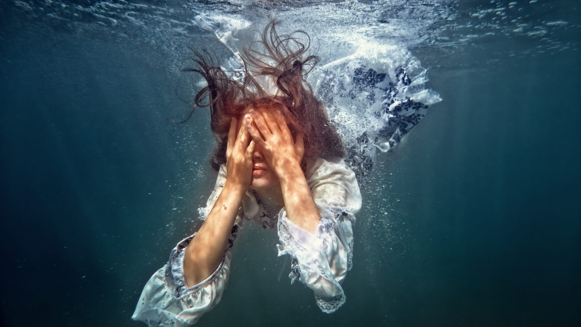 9 воды мысли. Девушка ныряет в воду. Вода и человек. Страх под водой. Девушка под водой в океане.