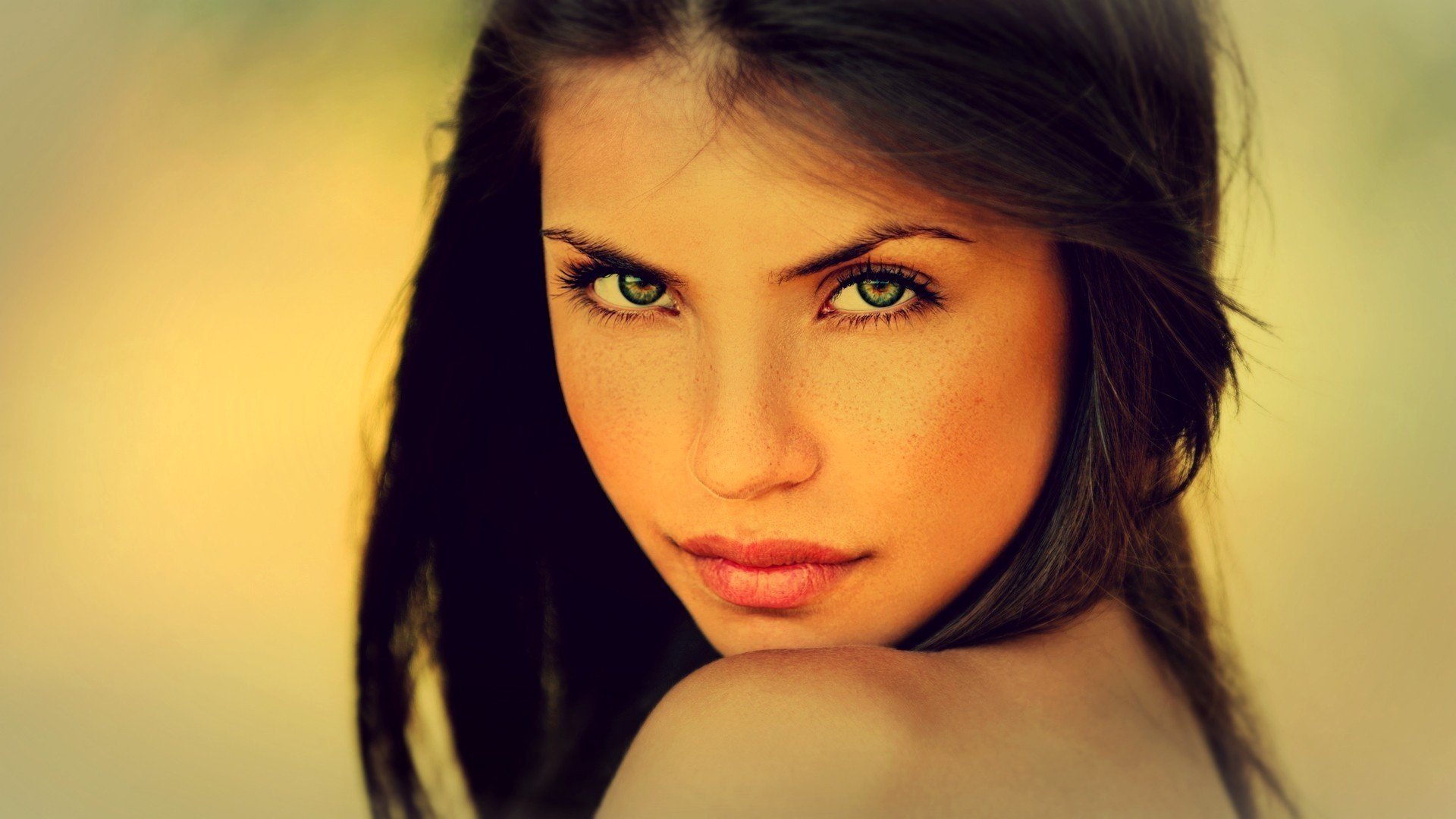 Кокетливая девушка. Шатенка с зелеными глазами. Красивые лица девушек. Красивый взгляд девушки. Зелёные глаза у девушек.