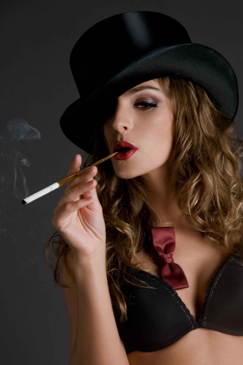 Дерзость люди. Эйлин Батлер. Девушка с сигаретой. Дерзкая девушка. Девушка с сигарой.