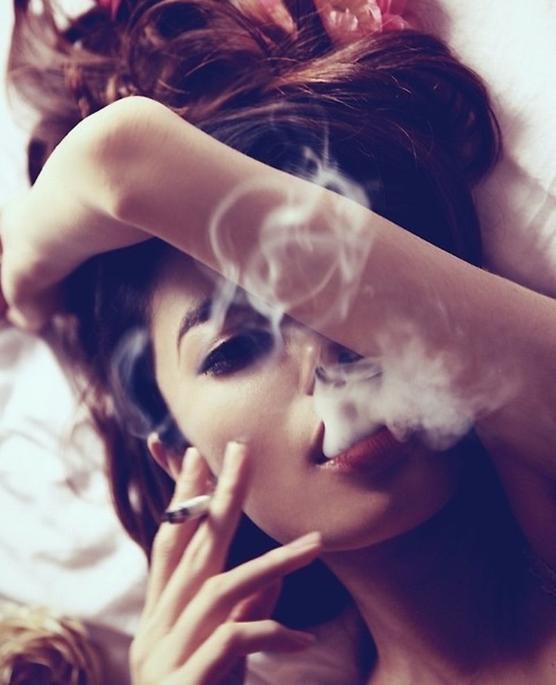 Кайф девочка 2. Девушки с двумя сигаретой фото. Красивое фото девки с сигаретой. Картинка похуй все переживем с девушкой и сигаретой.