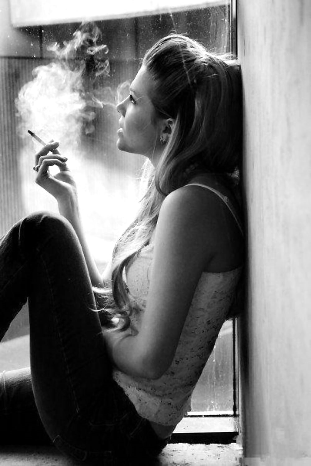 Пошло по комнате дымок. Курящие девушки. Девушка с сигаретой. Девушка с сигарой. Красивая курящая девушка.