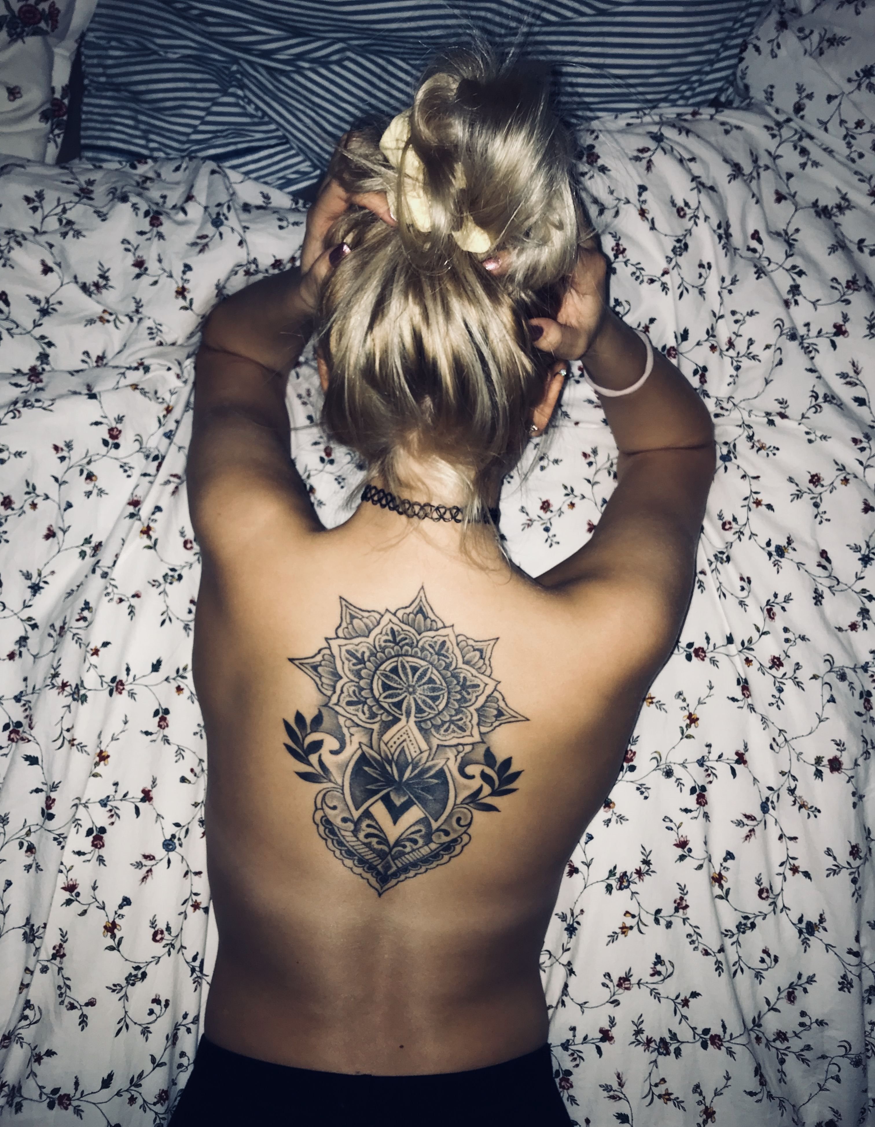 Классные татуировки веселой блондинки