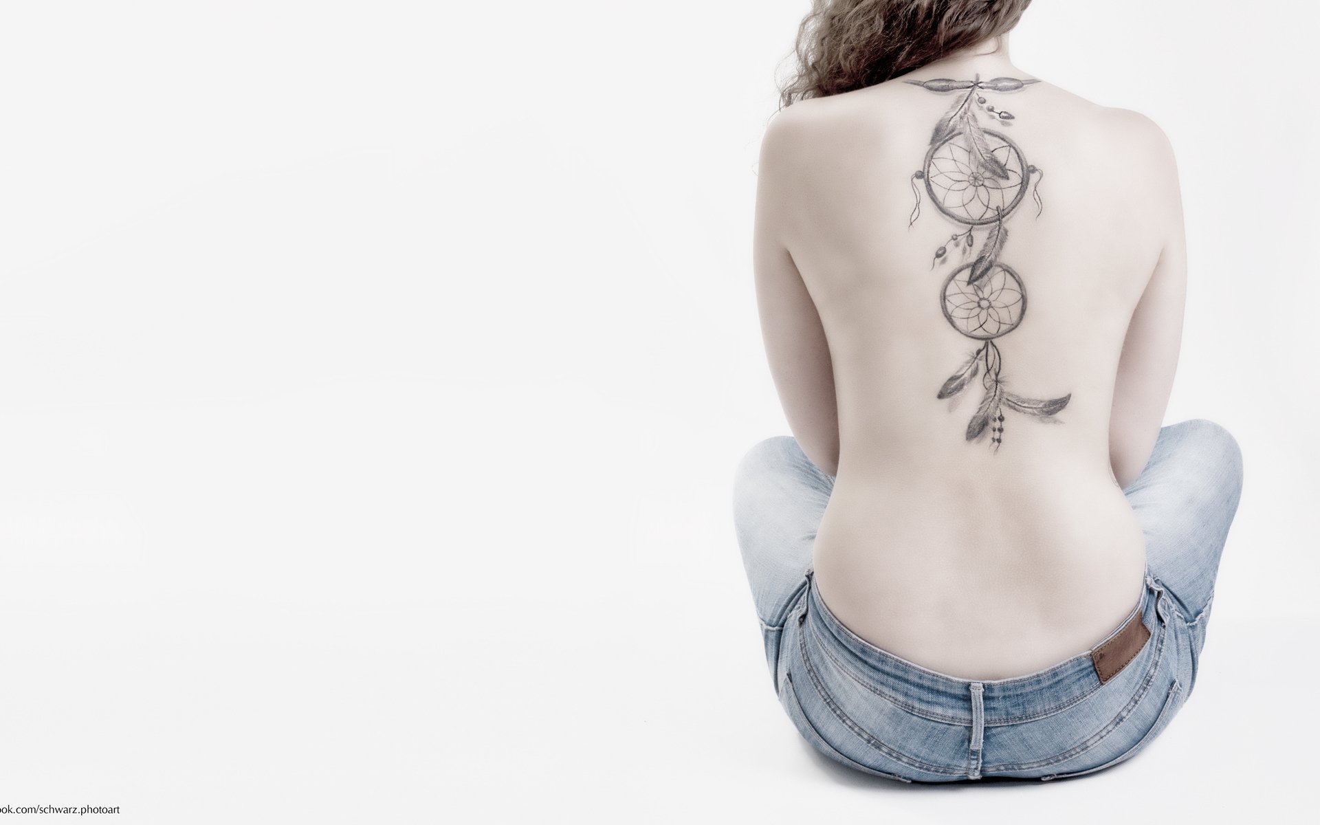 Рисунок девушки с татуировкой на спине