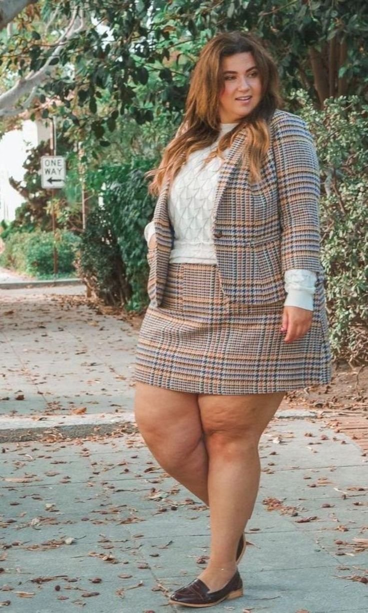 Толстая женщина в юбке