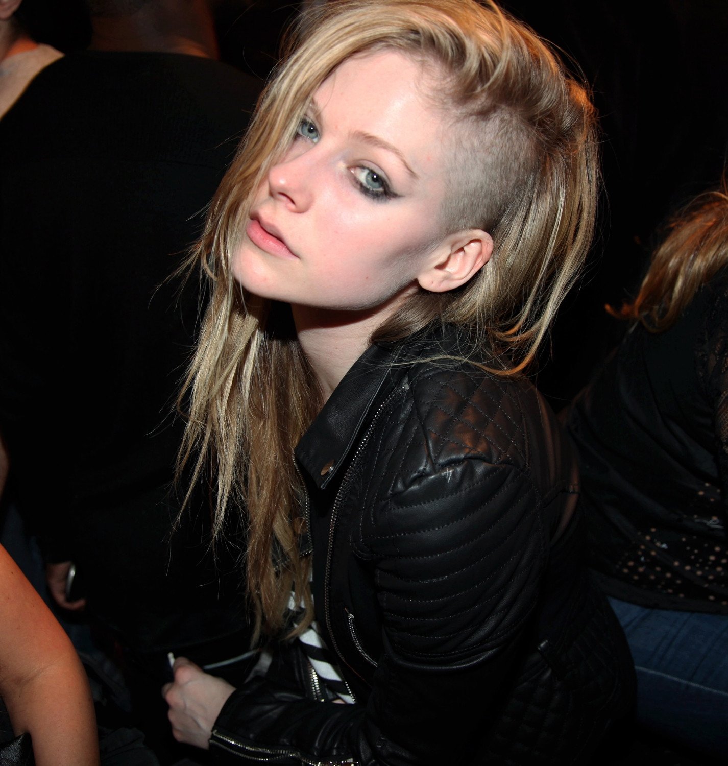 Длинная прическа с выбритыми висками. Аврил Лавин с выбритым виском. Аврил Лавин стрижка. Avril Lavigne с короткими волосами. Новая прическа Аврил Лавин.