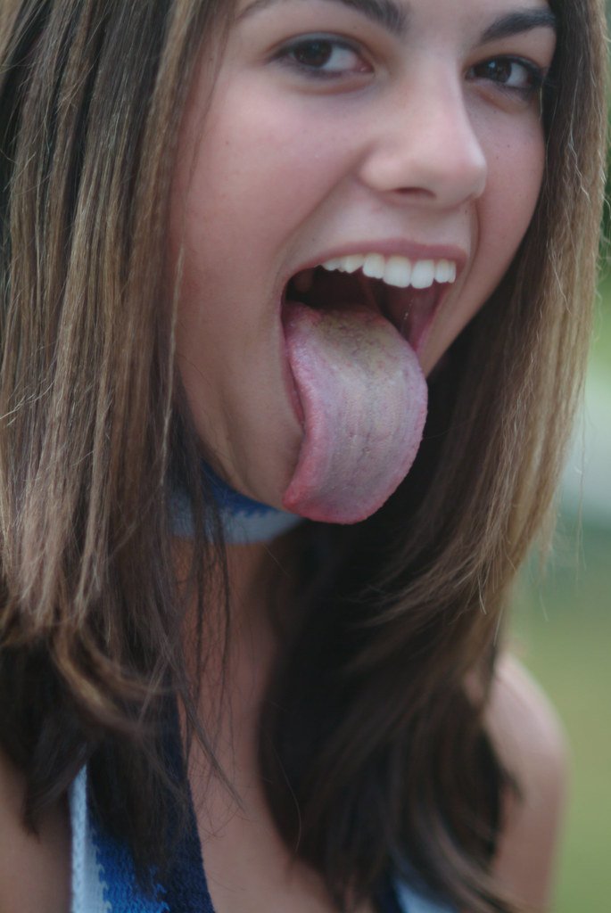 Девушки с высунутым языком (32 фото)