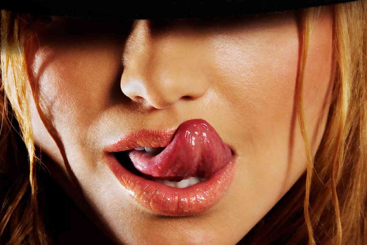 Язык кызлар. Женские губы. Красивые женские губы. Девушка облизывается. Соблазнительные губы.