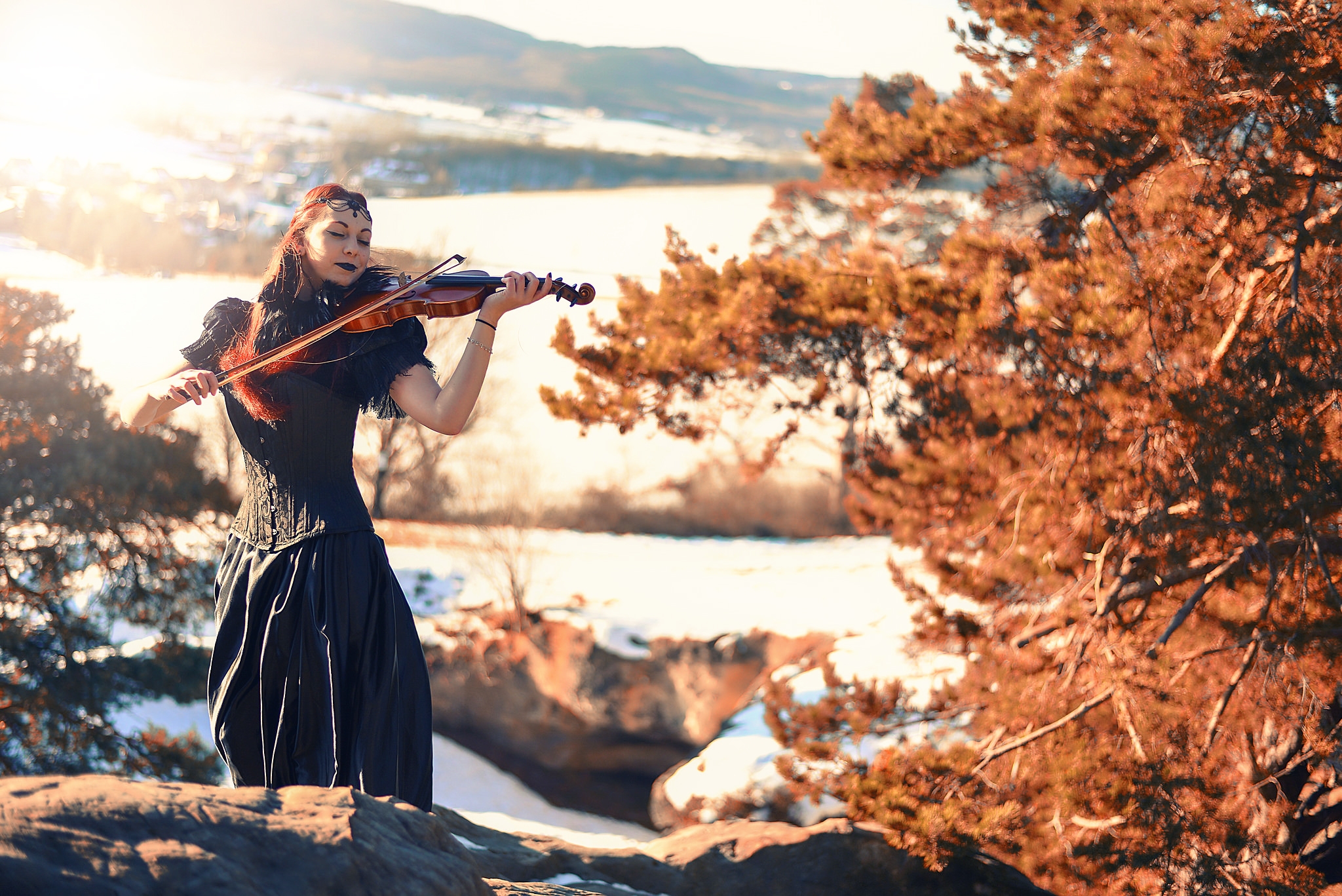 Подскажите красивые песни. Красивая девушка со скрипкой. Девушка со скрипкой на природе. Осень девушка со скрипкой. Девушка скрипка море.