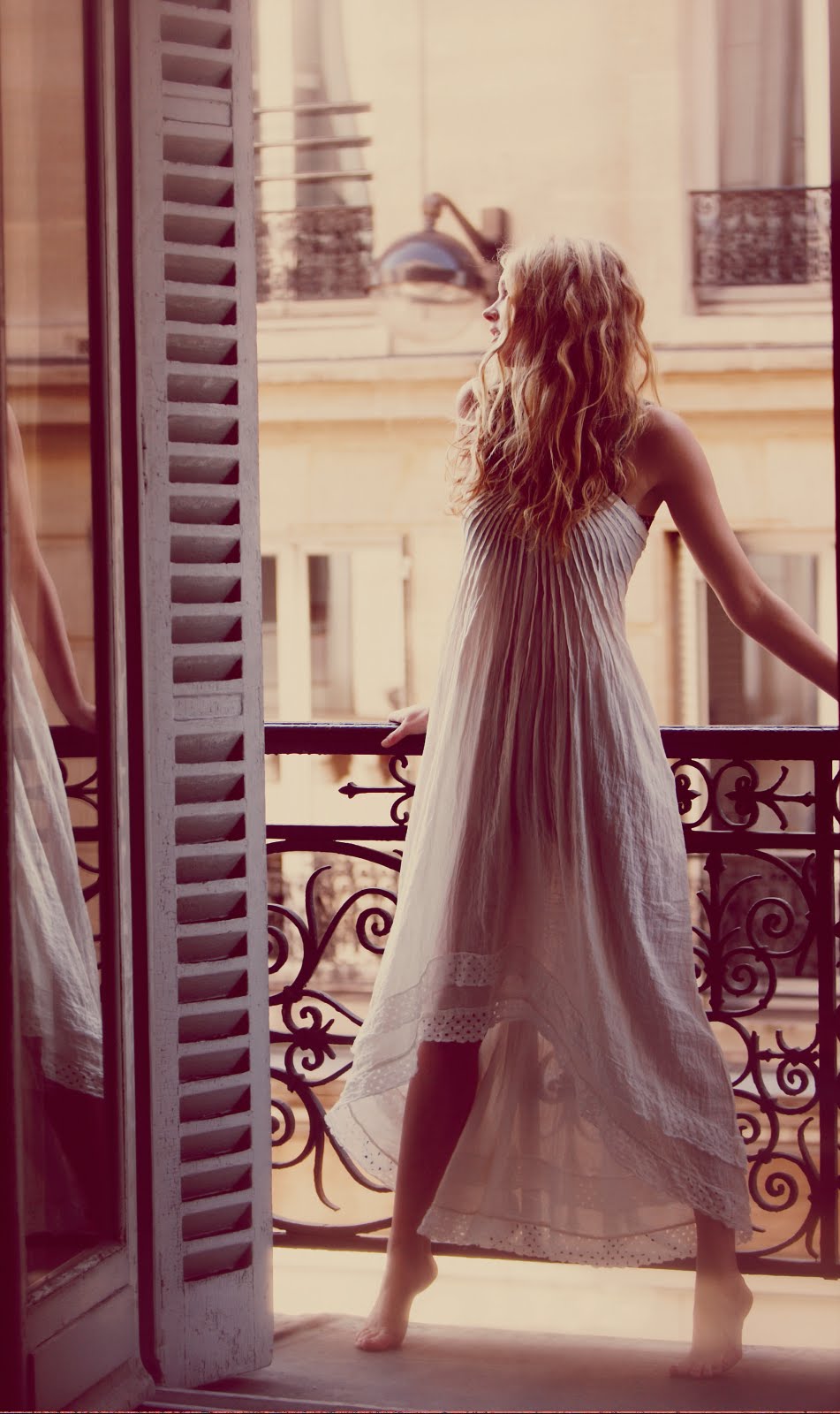 Девушка в вечернем платье со спины блондинки