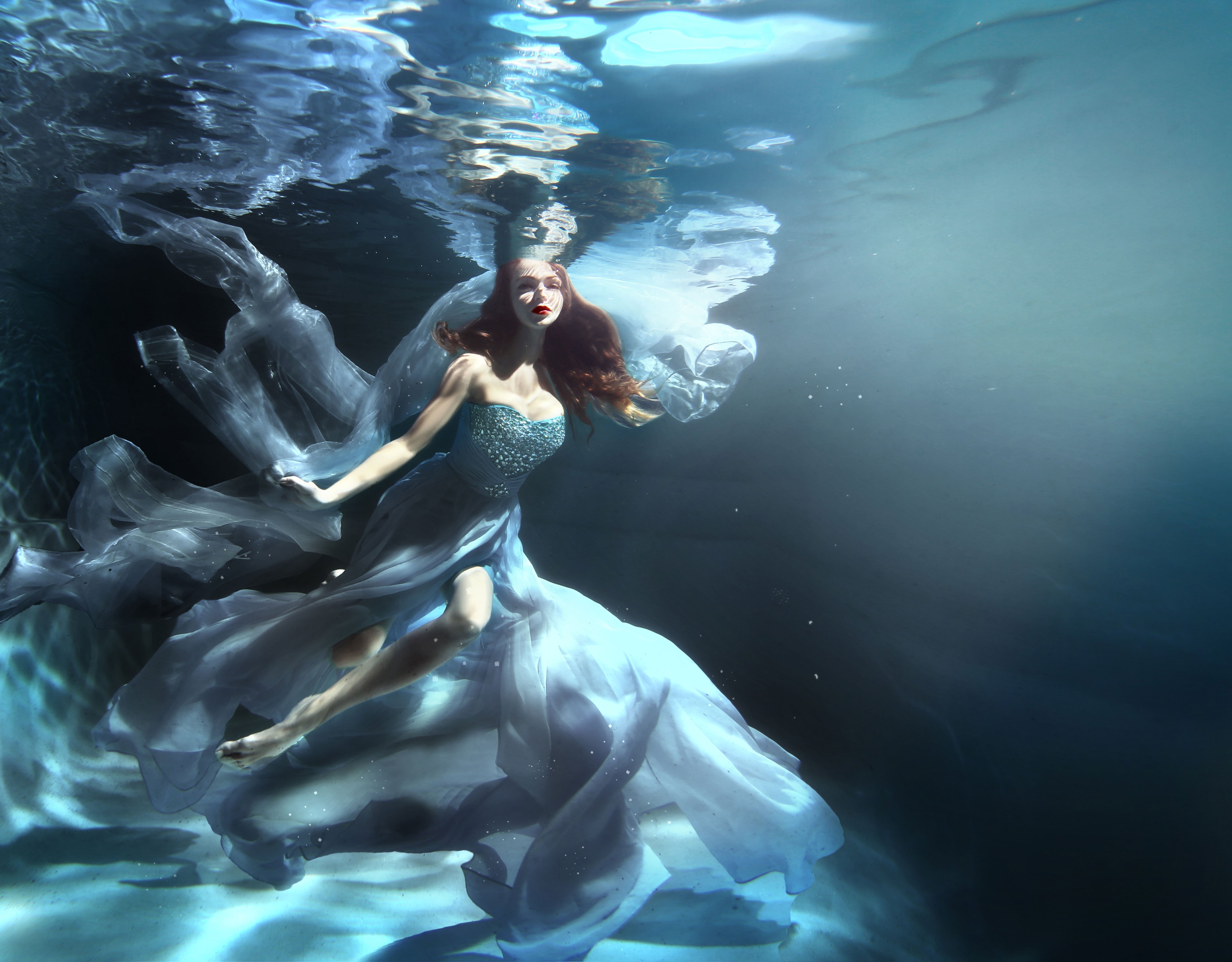 Девушка в воде красиво. Девушка под водой. Подводная фотосессия. Девушка в воде. Фотосессия под водой.