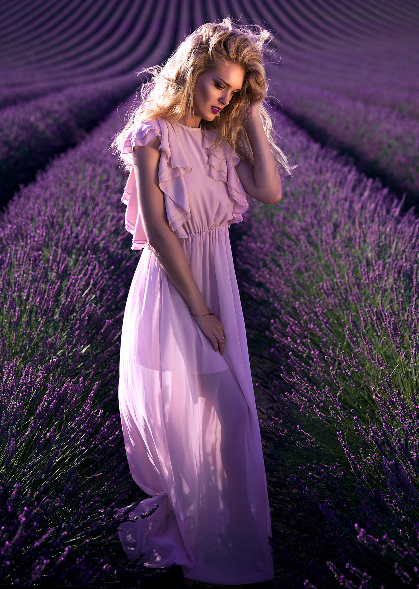 Фото девушки в платье в поле