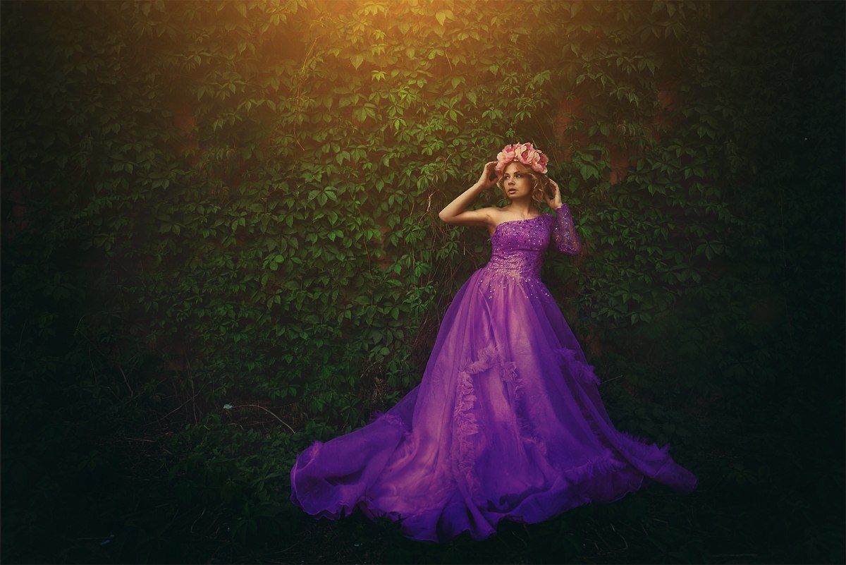 Девушка в фиолетовом платье