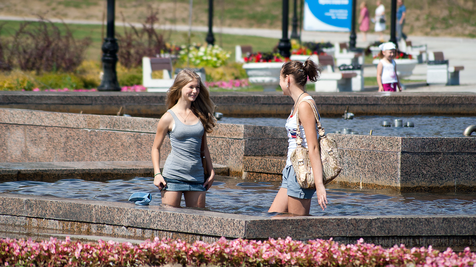 Фото без стыда. Фонтан "с девушкой". Красивые девушки у фонтана. Девушки в жару. Девушки купаются в фонтане.