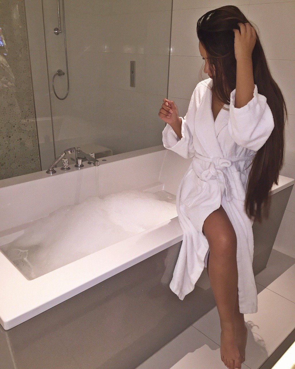 Девушка в ванной в белье
