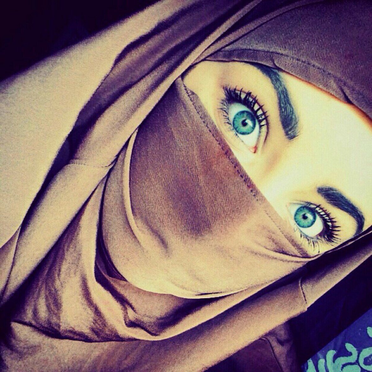 Красивая девочка. Глаза. На хиджабе