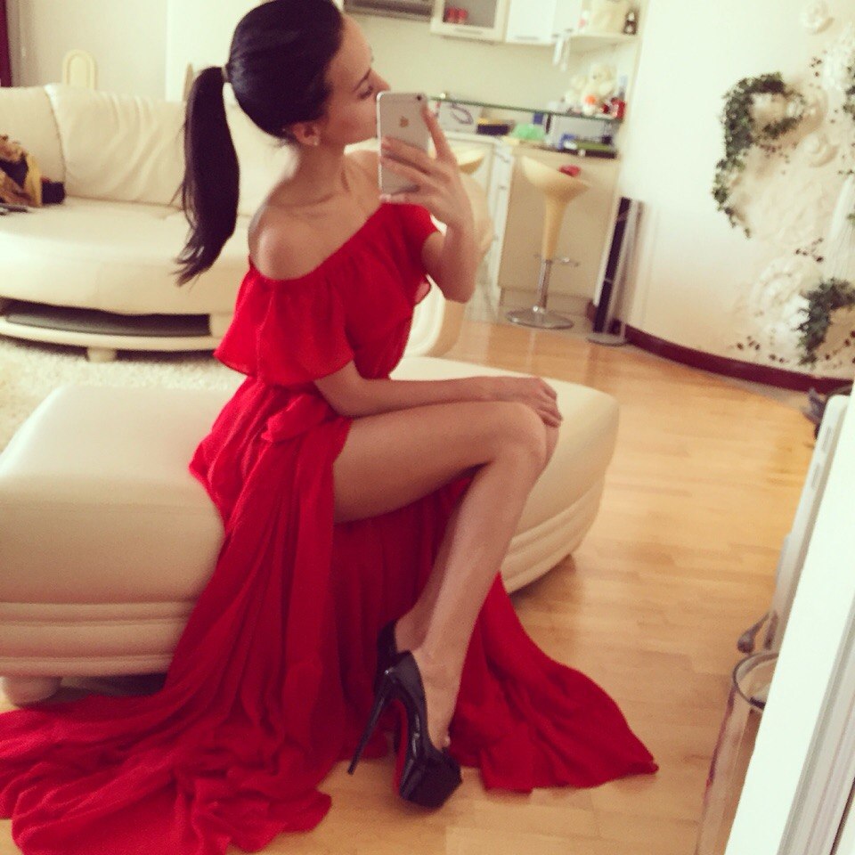 Брюнетка в красном платье со спины