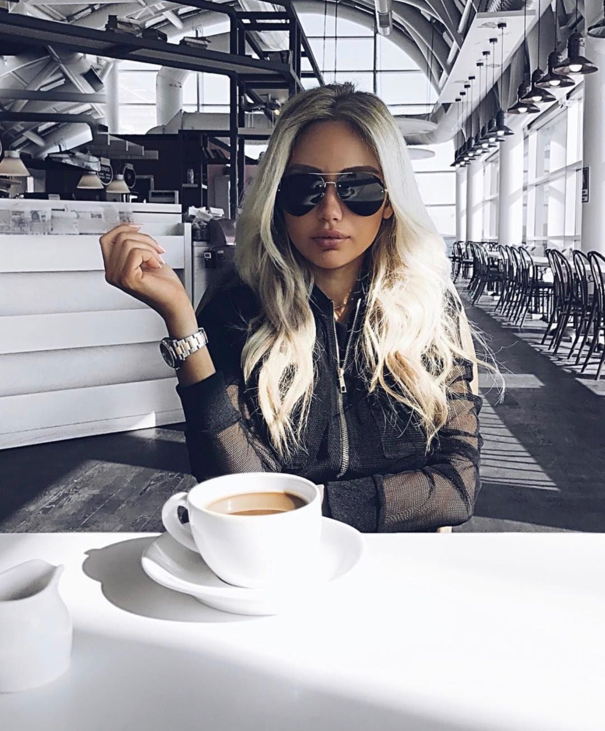Блондинка сидит в кафе