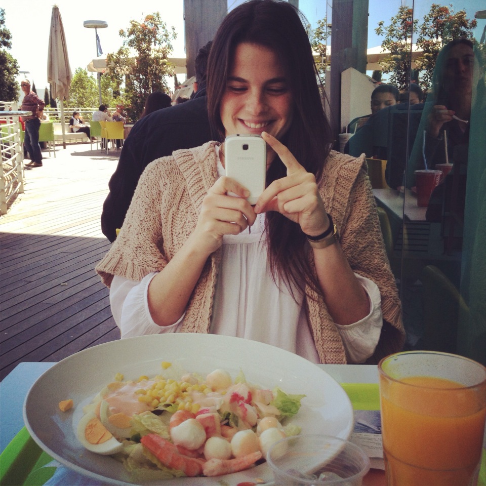Akrepoxhi instagram. Селфи в кафе девушка. Фото для инстаграмма. Красивые фото для инстаграмма. Девушка фотографирует еду.