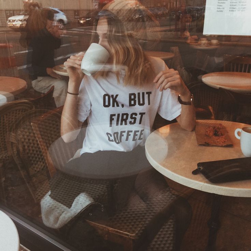 Фото в кафе с девушкой без лица