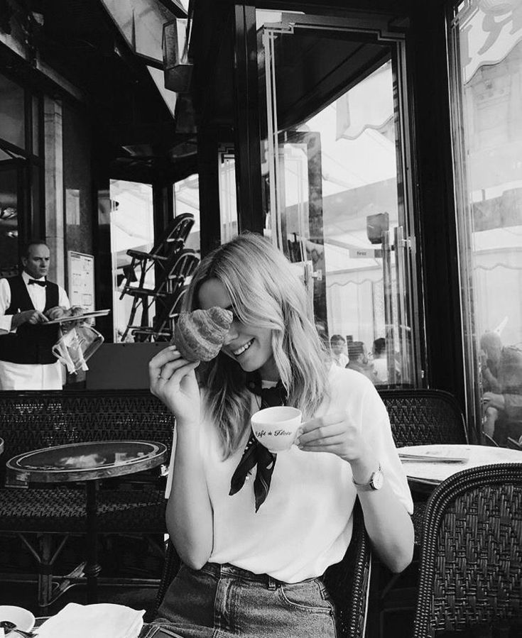 Блондинка сидит в кафе