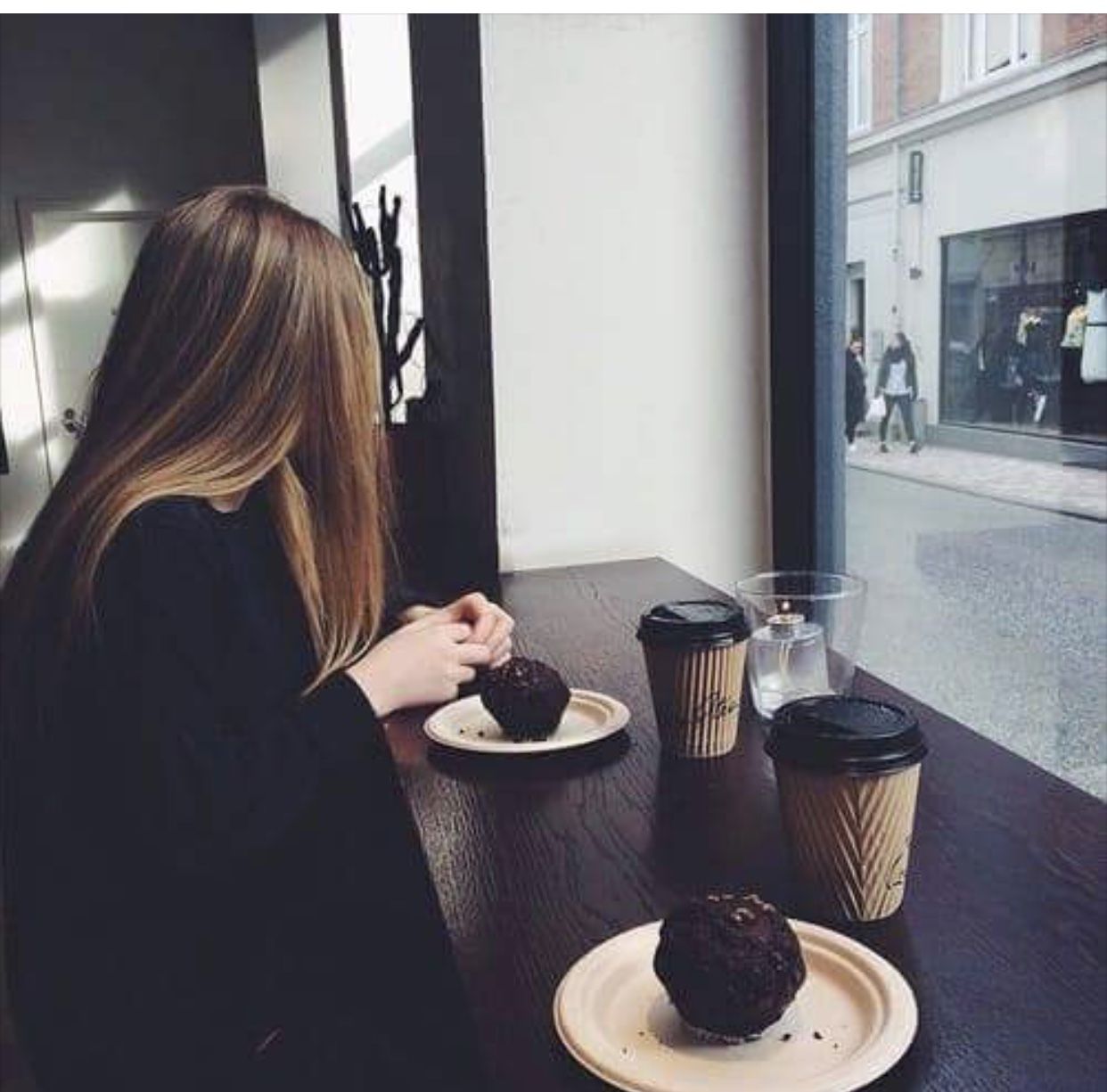 Закрытые фото инстаграм. Девушка в кафе. Девушка в кафе без лица. Девушка в кафе со спины. Девушка с кофе.