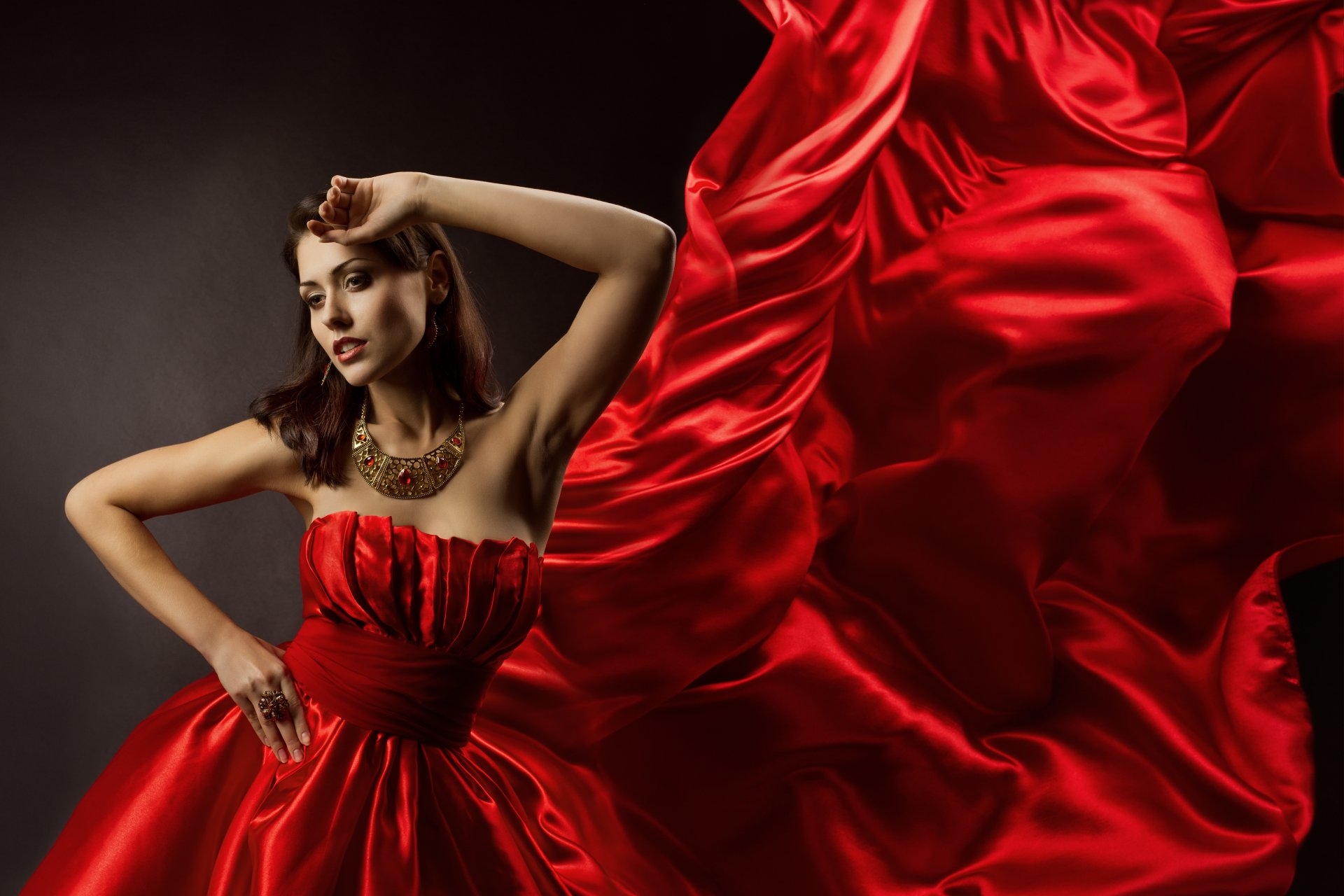 Девушка В Красном Платье