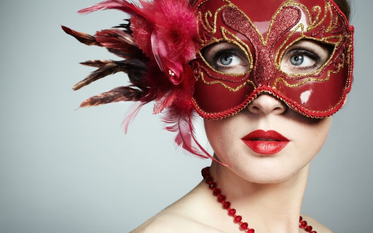 Маски красный девушка. Карнавальная маска. Девушка в карнавальной маске. Карнавальная маска лицо. Женщина в маскарадной маске.