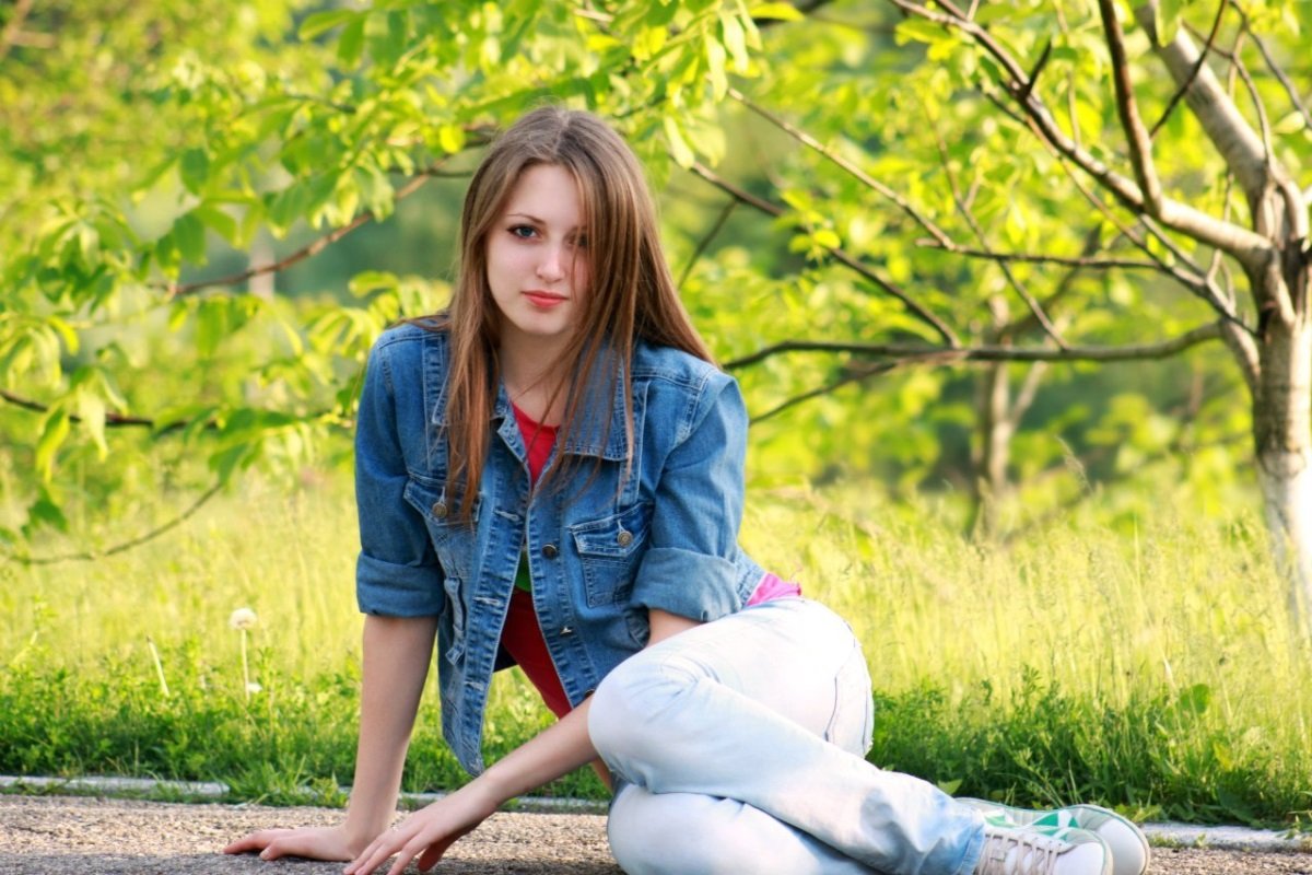 Фото красивой девушки подростка. Красивые девочки подростки. Девушка в джинсах. Красивая девушка в парке. Милая девушка.