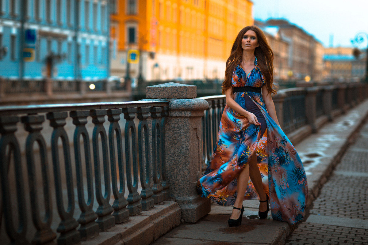Девушка в платье в городе