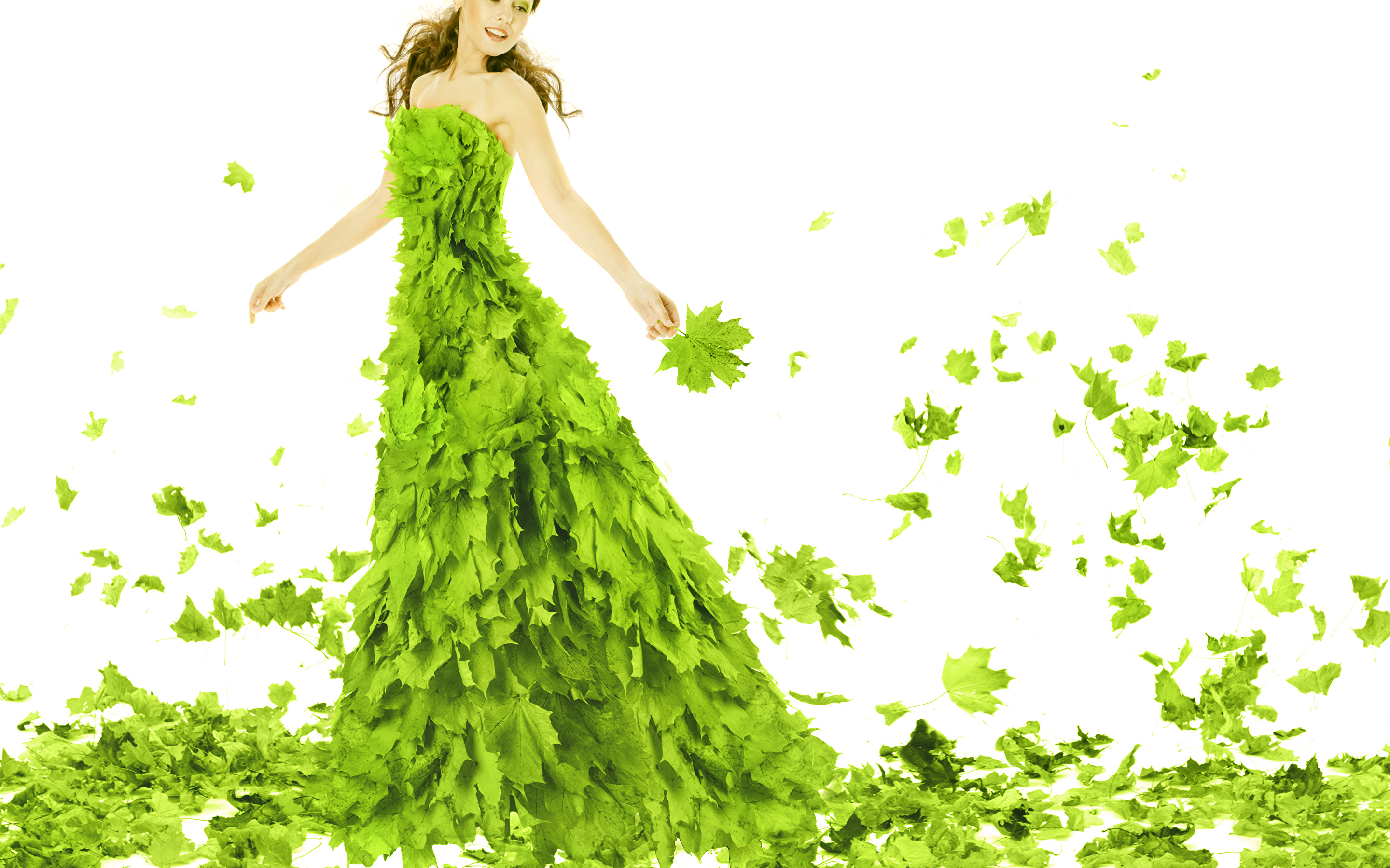 Девушка в платье из зелёных листьев