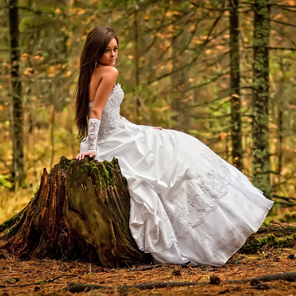 Фото девушки в платье в поле