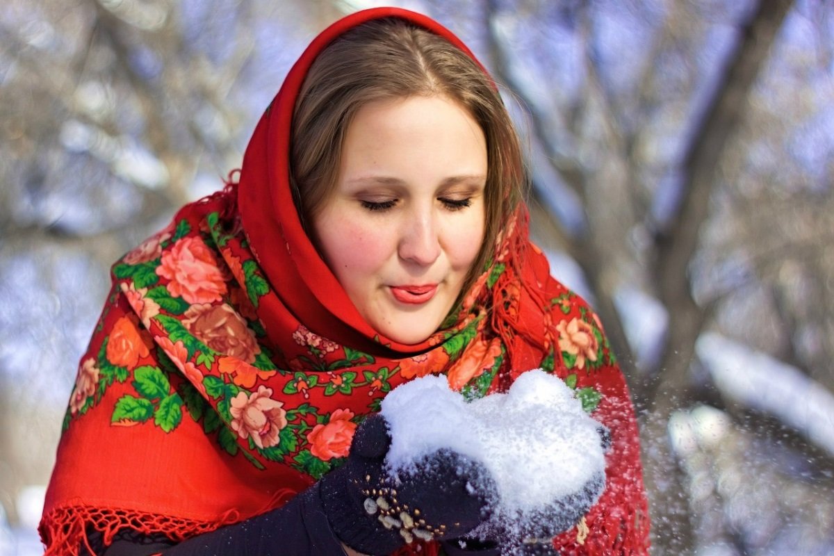 Женщина в русском платке
