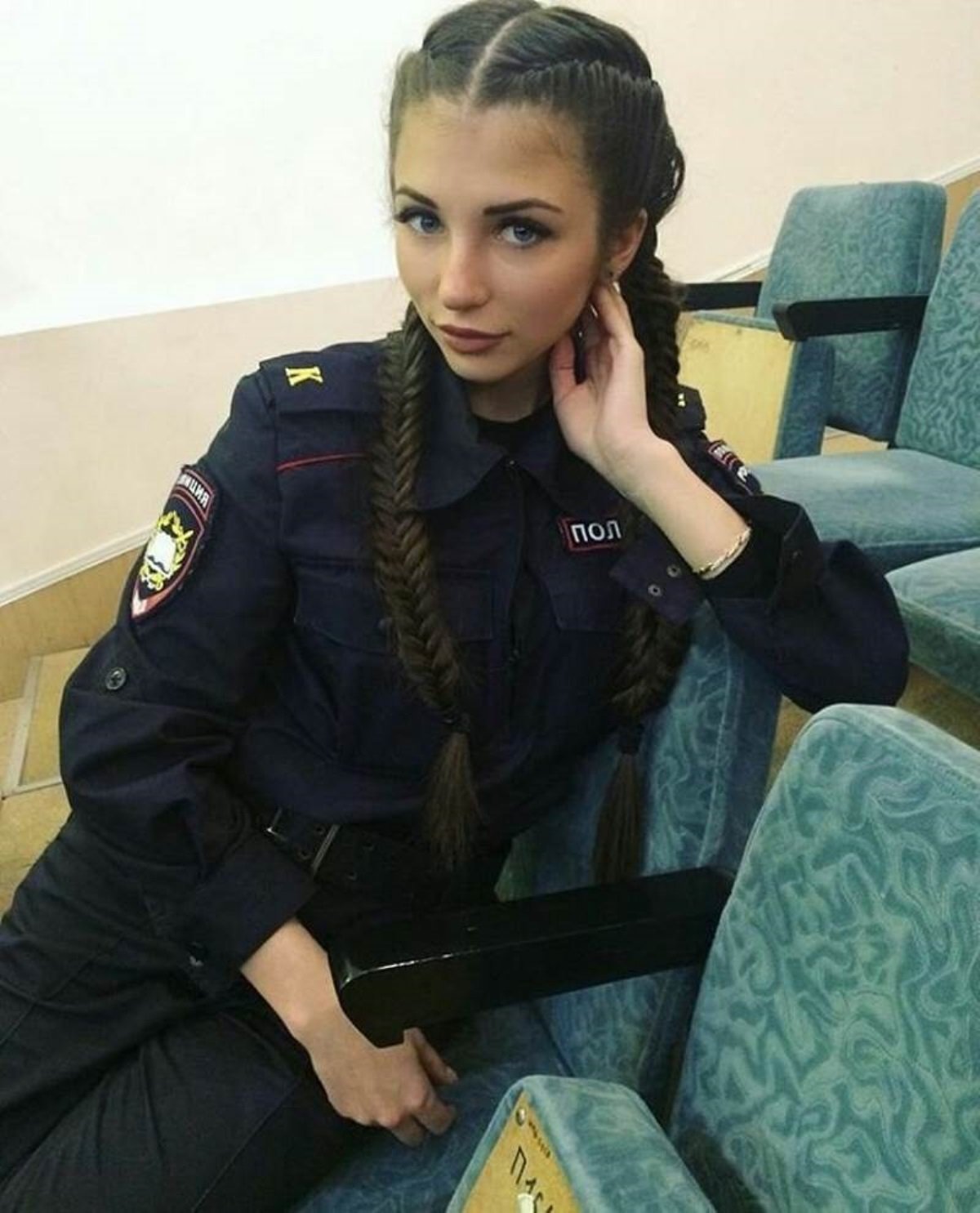 Прическа для девушки полицейского