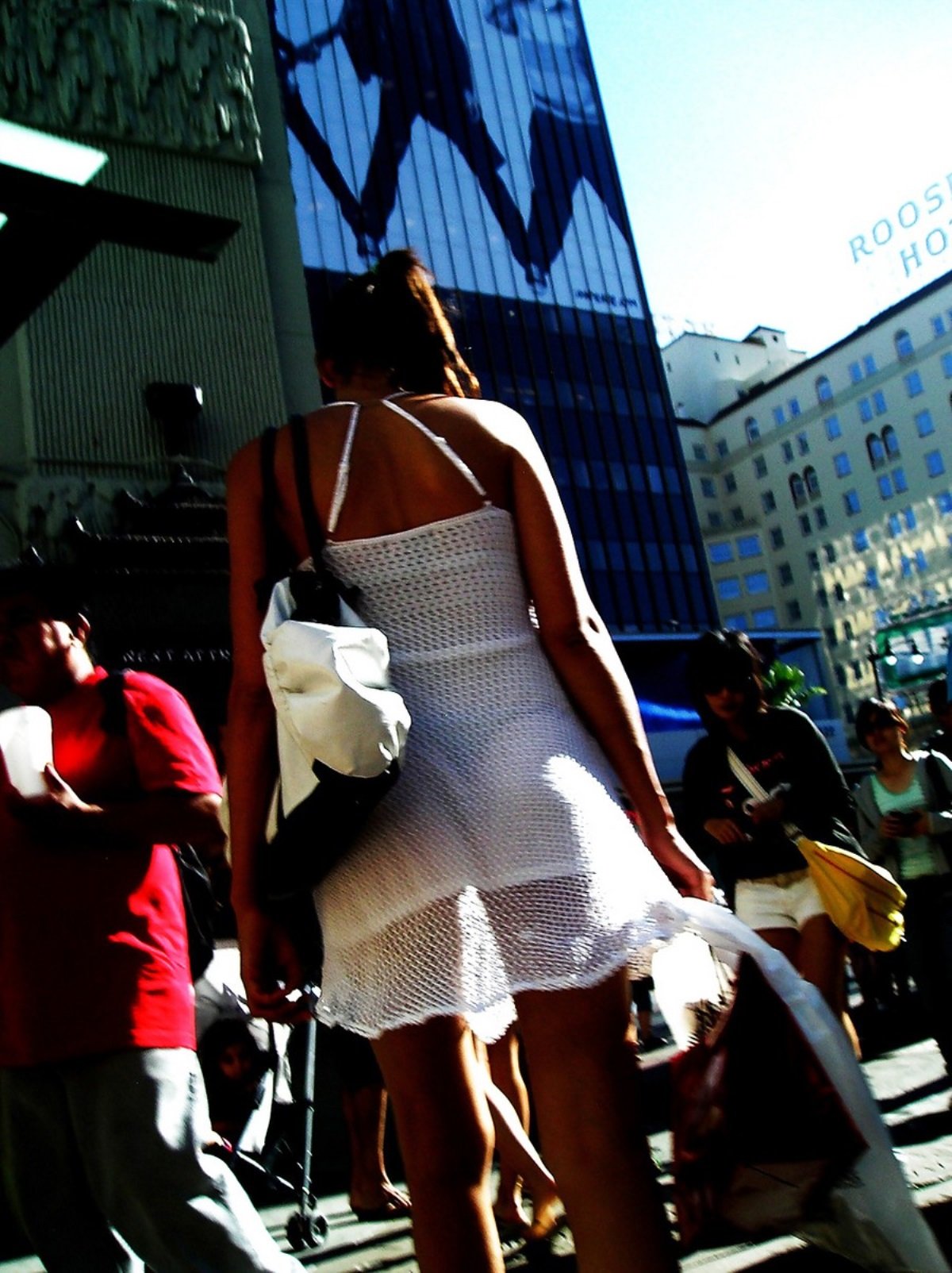 Девушка в прозрачной юбке. Просвечивающие платья на улице. Прозрачная одежда на улице. Прозрачное платье на улице. Просвечивающее летнее платье на улице.