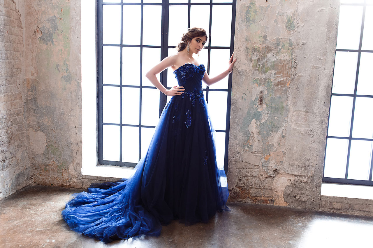 Прическа на юбилей в синем платье