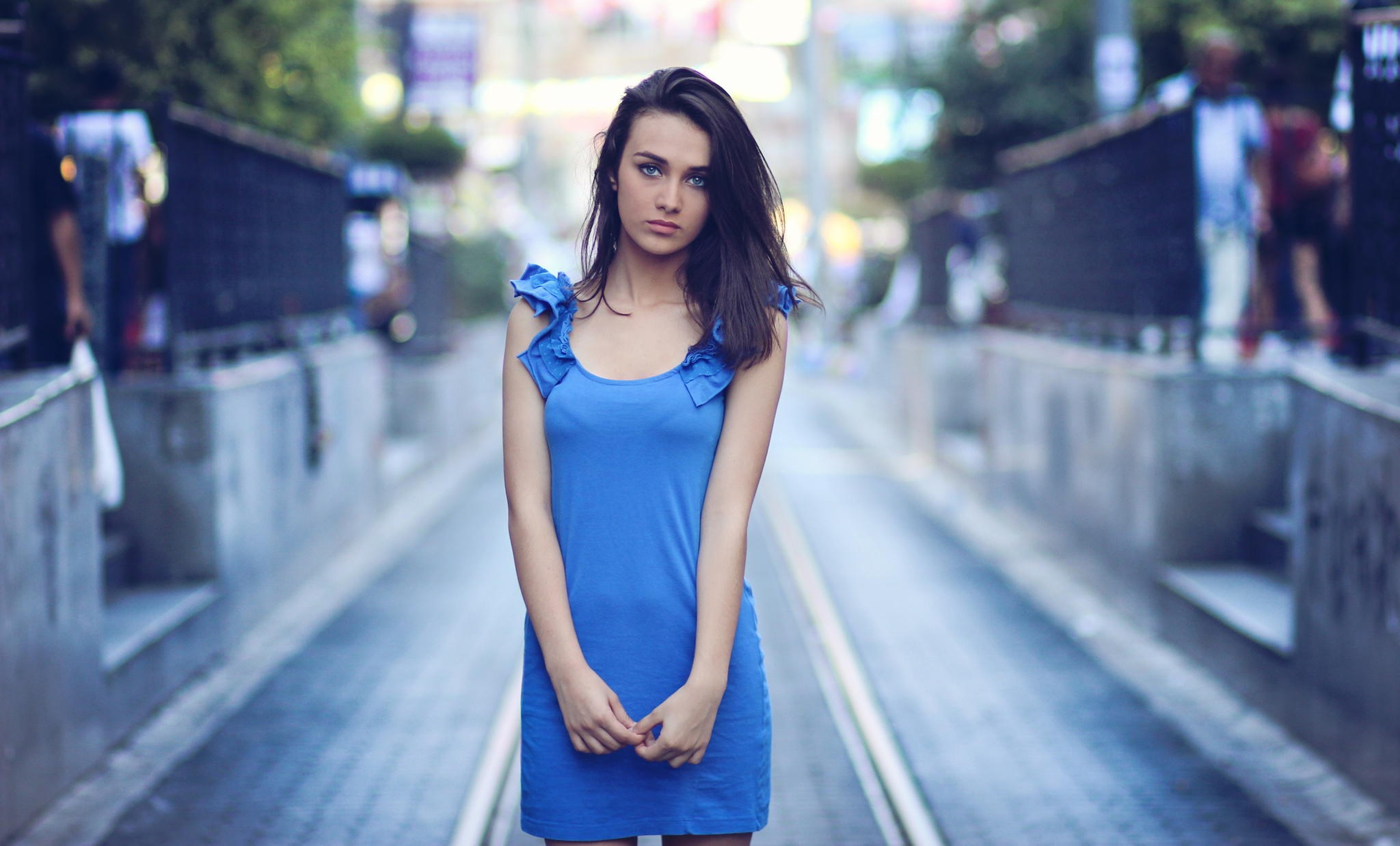 Брюнетка в синим платье