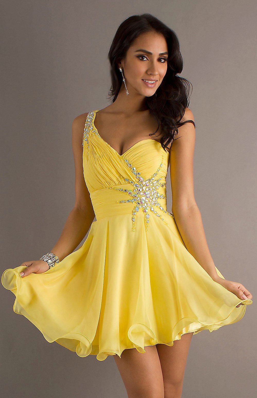 Желтое короткое летнее платье