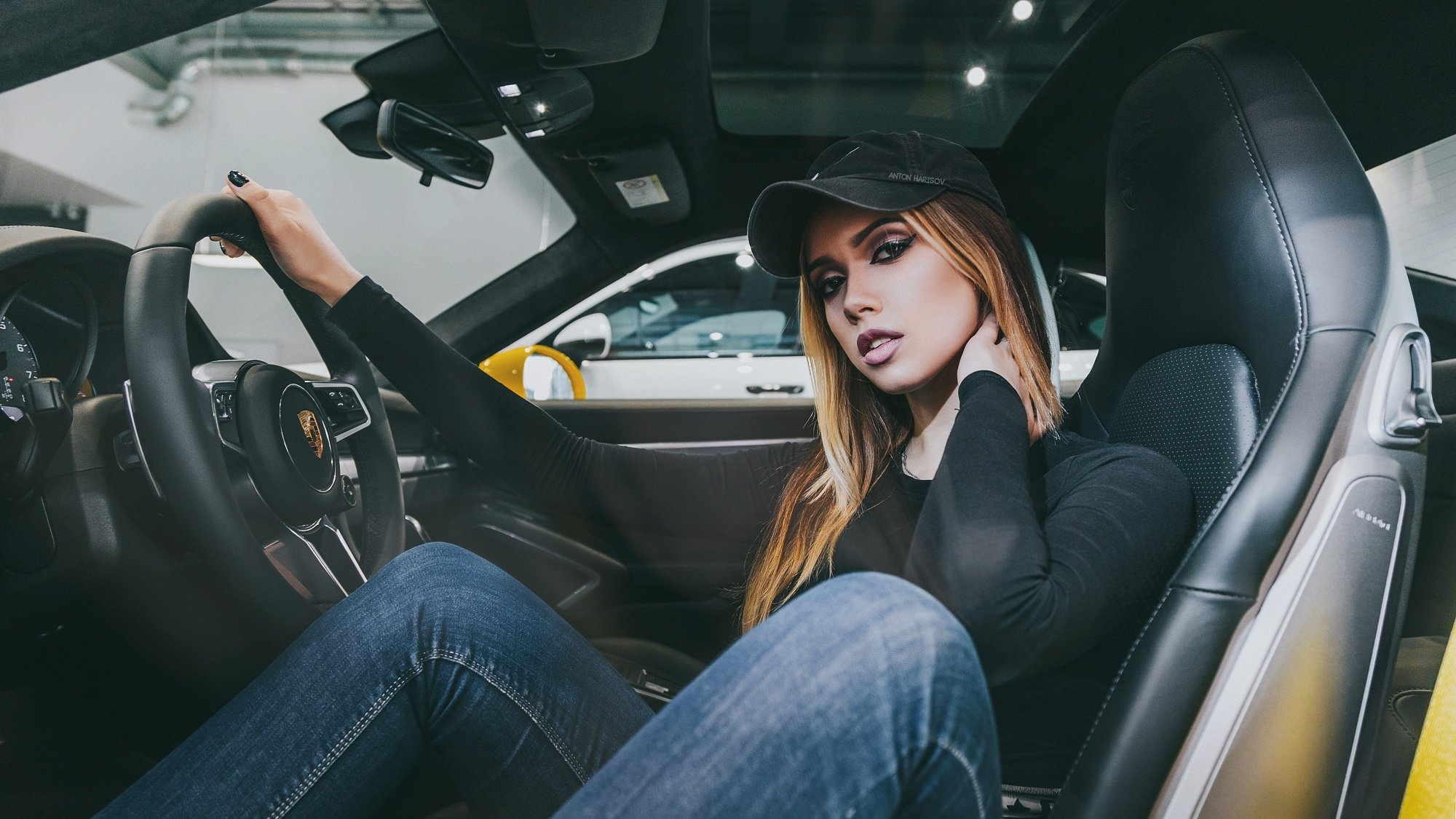 Фото девушки в кепке в машине